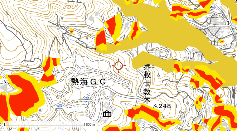 静岡県熱海市伊豆山付近の地図に、土砂災害警戒区域と津波・高潮の浸水想定を色分けで重ねた実際の出力例
